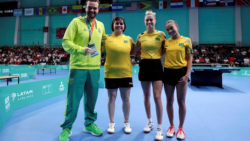 Técnico Jorge Fanck e meninas do Brasil sorriem ap