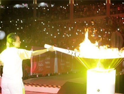 Ligia Silva vive 'momento incrível' ao acender pira olímpica em Manaus