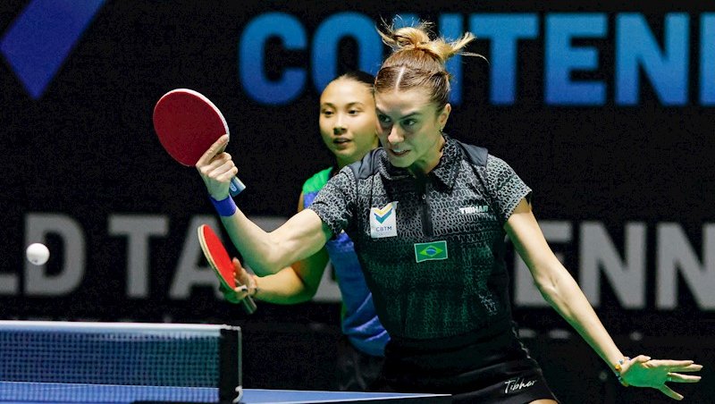 Ao lado de sua irmã, Giulia, Bruna Takahashi vence