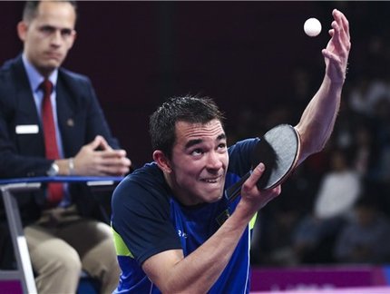Calderano supera dores, vence nas quartas e parte para o título na República Tcheca neste domingo