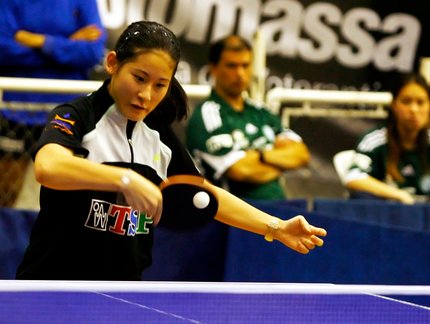 Caroline Kumahara treina para fazer a alegria da torcida no Aberto do Brasil