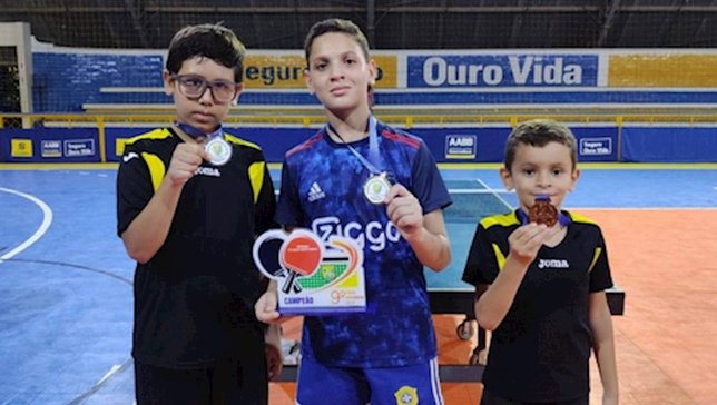 Meninos das categorias mirim e infantil no tênis d