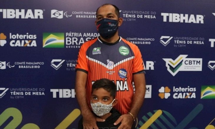 João acompanhado de seu filho. Foto: CBTM