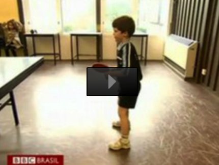 Menino de 6 anos surpreende adultos no Tênis de Mesa