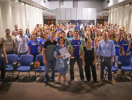 Hugo Calderano recebe prêmio de Atleta da Torcida na sede do COB