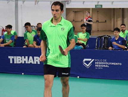 De olho em cada movimento, atletas das equipes de base e treinadores participam de observação dos mesa-tenistas da Seleção adulta