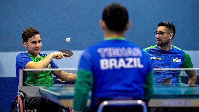 Lucas Arabian (sacando) tem o seu primeiro desafio
