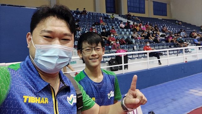 Técnico Hideo Yamamoto e Leonardo Iizuka comemoram