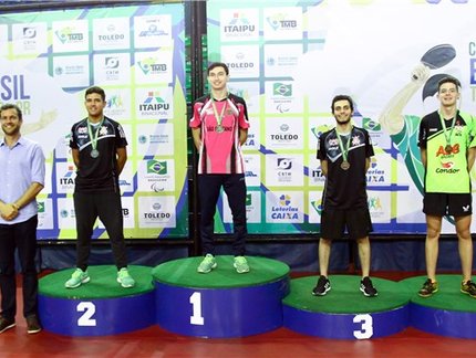 Fernanda Kodama, Rafael Torino, Sabrina Miyabara e Thiago Uieda comemoram títulos em Toledo