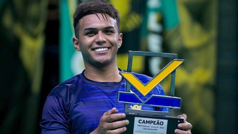 Diogo Silva bateu Eric Mancini na decisão por 3 se