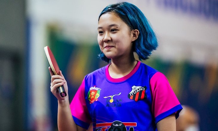 Cabelos azuis de Giovana Shiozaki, a campeã do Abs