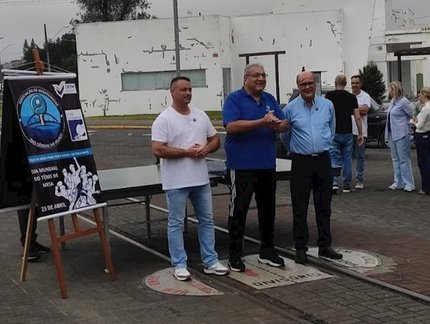 Prefeitos de União da Vitória, no Paraná, e de Porto União, em Santa Catarina, celebram Dia Mundial do Tênis de Mesa na divisa entre os estados