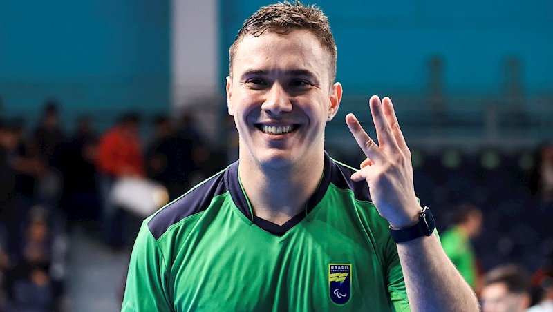Tri! Paulo Salmin faz o sinal após a conquista em 