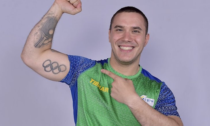 Adepto das tatuagens, Paulo Salmin vai a seu quart