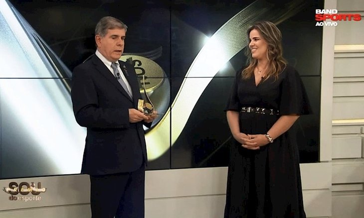 Alaor Azevedo recebe o Prêmio das mãos da presiden