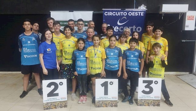 A equipe de Maravilha foi composta por 21 mesa-ten