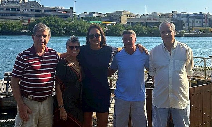 Mônica Jardim comemora aniversário ao lado de Alao