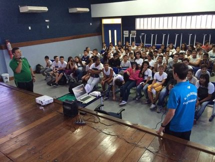 Hugo Calderano visita estudantes do Ginásio Experimental Olímpico, no Rio de Janeiro