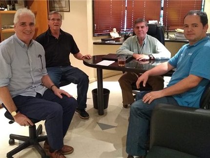 Brasileiros medalhistas no Mundial para Atletas com Parkinson visitam a sede da CBTM