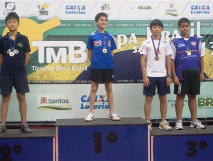 Atleta de Santos comemora o título Mirim masculino da Copa Brasil