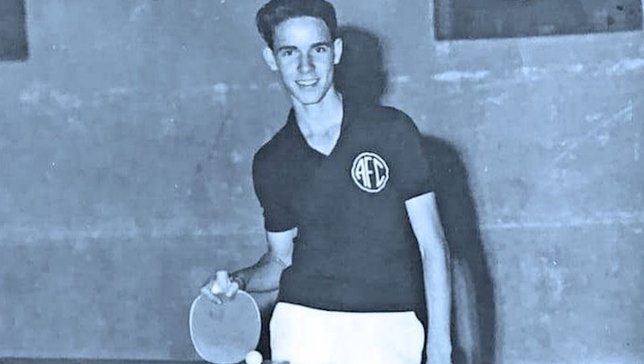 Zagallo com as cores do América no tênis de mesa. 