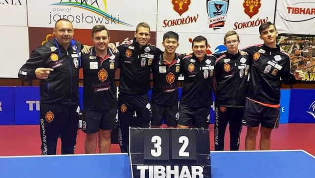 Equipe do Jaroslaw, com Jouti ao centro, comemora 