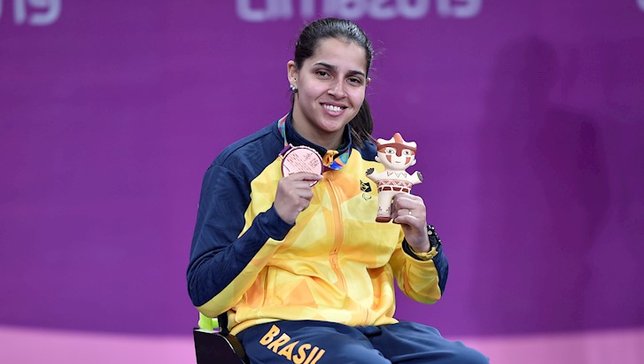 Cátia exibe a medalha conquistada no Parapan de 20