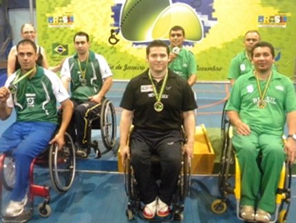 ALEXANDRE ANK COMEMORA O OURO CONQUISTADO COM ALEMÃO