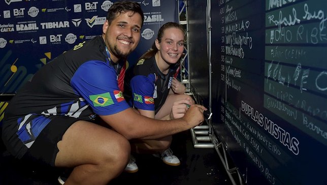 Kauan Monteiro e Lhays Stolarski comemoram o títul