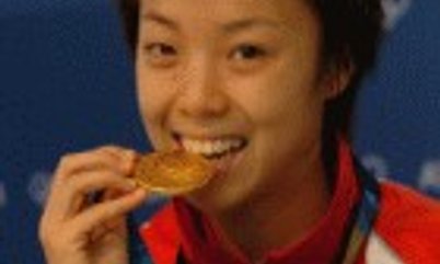 OURO PARA ZHANG YINING NOS JOGOS OLÍMPICOS DE ATENAS