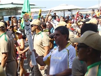 Presidente da CBTM conduz tocha olímpica no último dia de revezamento