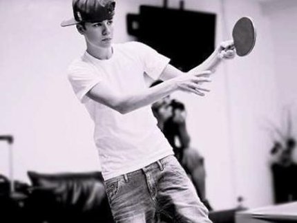 Vídeo mostra Justin Bieber jogando Tênis de Mesa durante campanha