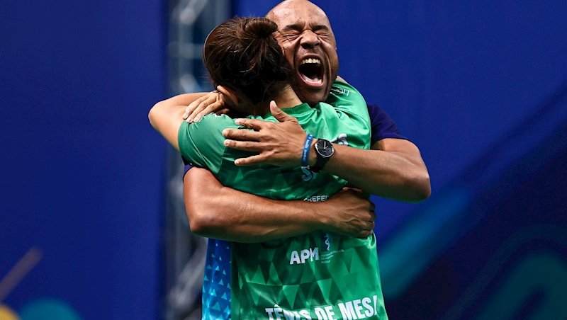 Rafael Monteiro abraça Jéssica Prates na final do 
