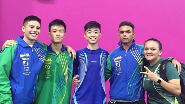 Garotos do sub-18 masculino ao lado da técnica ani