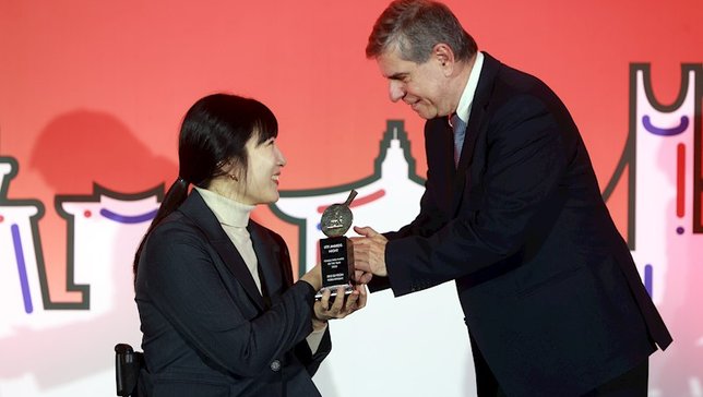 Alaor Azevedo premiou a craque paralímpica Seon Su