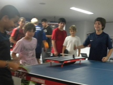 CRIANÇAS APROVAM ÁREA DE RECREAÇÃO MONTADA NO GINÁSIO