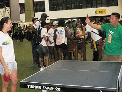 CAMPEÃ OLÍMPICA DO SALTO MOSTRA INTIMIDADE COM A RAQUETE