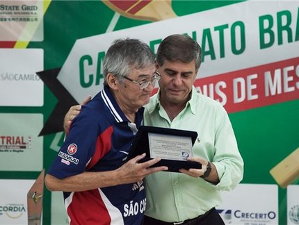 Maurício Kobayashi recebe o título de benemérito da Confederação Brasileira de Tênis de Mesa