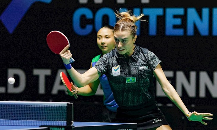 Ao lado de sua irmã, Giulia, Bruna Takahashi vence