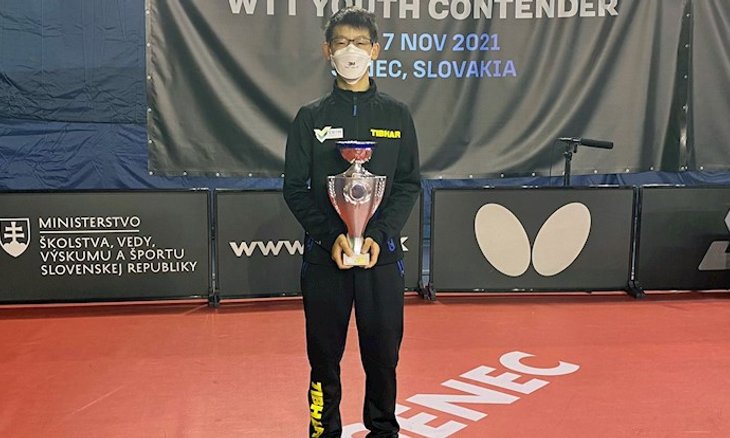 Leonardo Iizuka mostra mais um troféu de sua galer