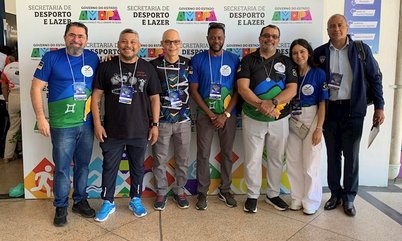 No 1° Fórum Estadual de Formação Esportiva do Amapá, FTMA presenteia governador Clécio Luís com camisa do Brasil autografada