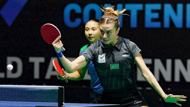 Ao lado de sua irmã, Giulia, Bruna Takahashi vence