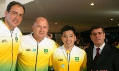 HUGO HOYAMA REPRESENTA ATLETAS EM SOLENIDADE