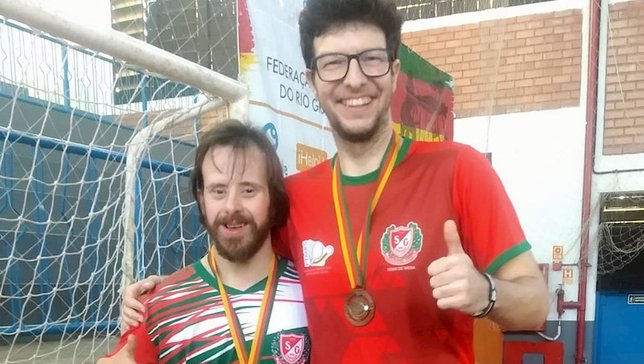 Romano (E) se divertiu, fez novas amizades e envio