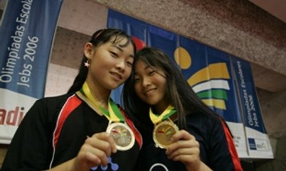 OLIMPÍADAS ESCOLARES JEBS - 2006 - PÓDIO EQUIPE FEMININA