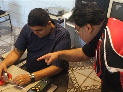 Árbitro Adjunto realiza testes nas raquetes durante a Seletiva