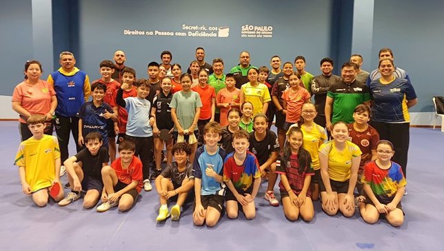 Hugo Hoyama visita jovens atletas no Camp Sul-Americano Sub-11 e Sub13