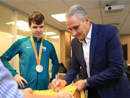 Após medalha de prata, Israel Stroh realiza sonho de conhecer técnico Tite: 'Fiquei emocionado'