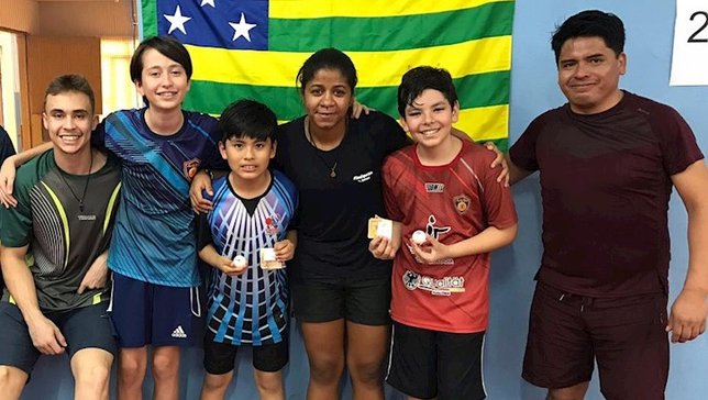 Gabriela Carvalho (centro) com atletas da AGTM. Fo