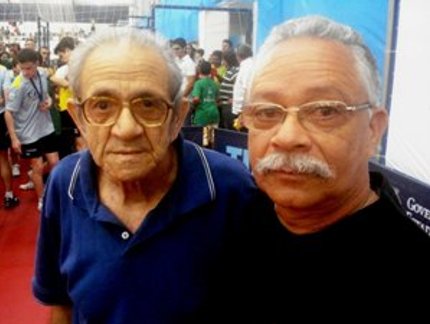 VÍDEO: PAI E TÉCNICO RECEBEM HOMENAGEM DE THIAGO MONTEIRO